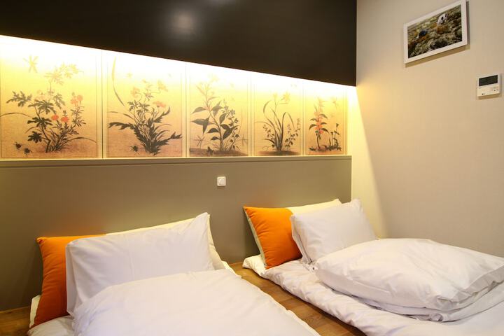 Room 12 of 49