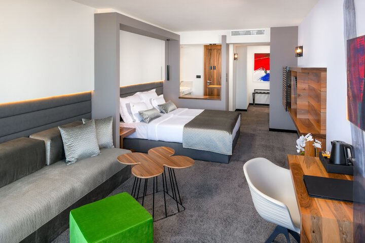 Room 15 of 35