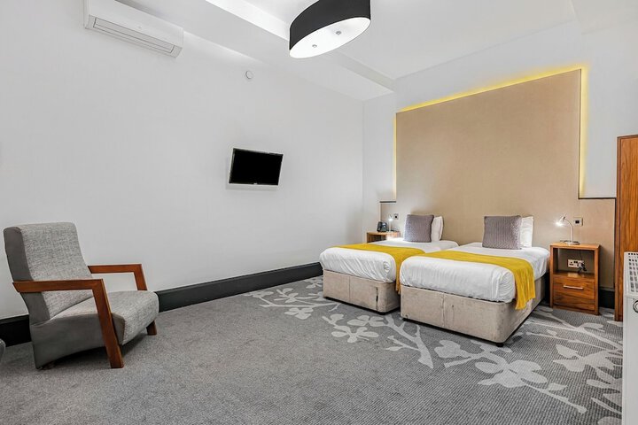 Room 32 of 106