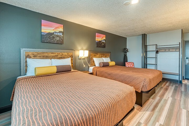 Room 9 of 28