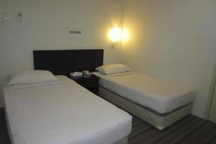 Room 9 of 13