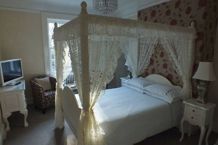Room 9 of 30