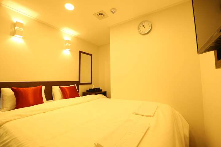 Room 6 of 30