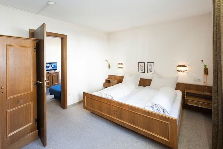 Room 4 of 32