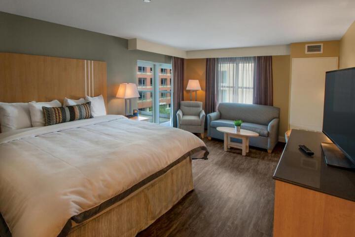 Double Executive Queen Bed (1 of 5)