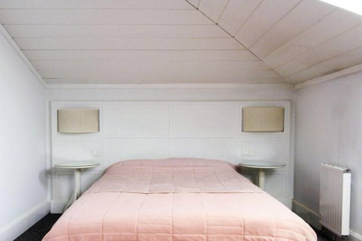 Room 6 of 63