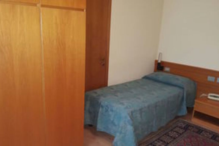 Room 9 of 19