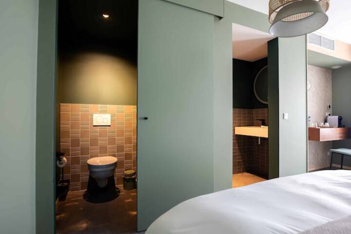 Room 21 of 100