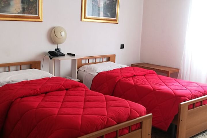 Room 5 of 33