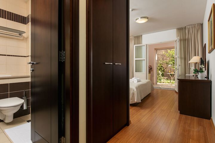 Room 28 of 144