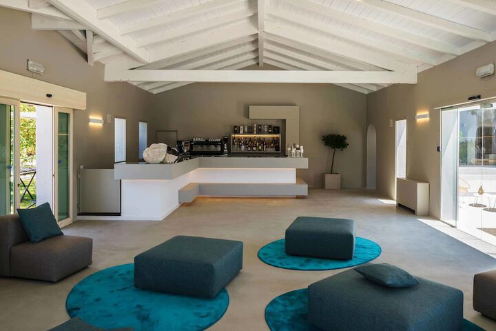 Lounge 54 of 67