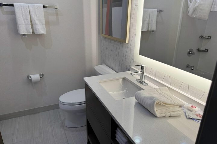 Room 4 of 9