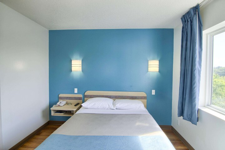 1 Queen Bed Refrigerator (7 of 13)