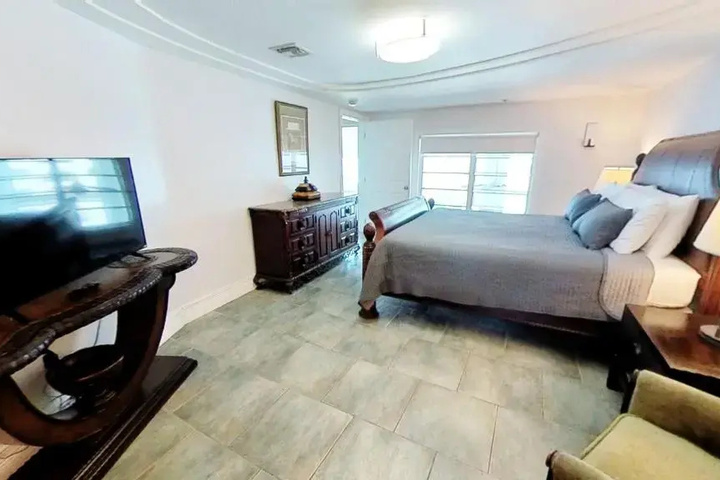 Room 4 of 23