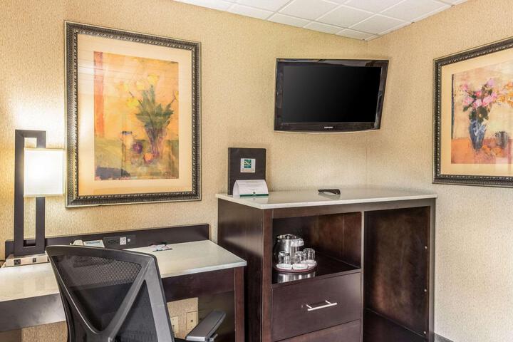 1 Queen Bed (2 of 9)