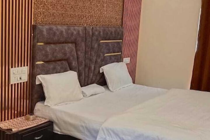Room 12 of 36