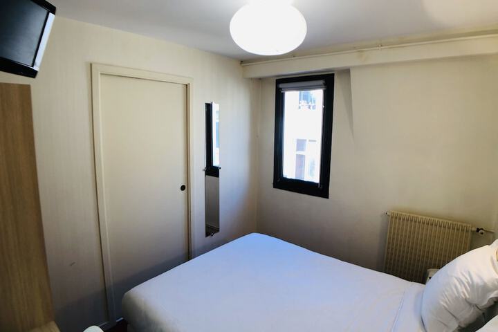 Room 33 of 42