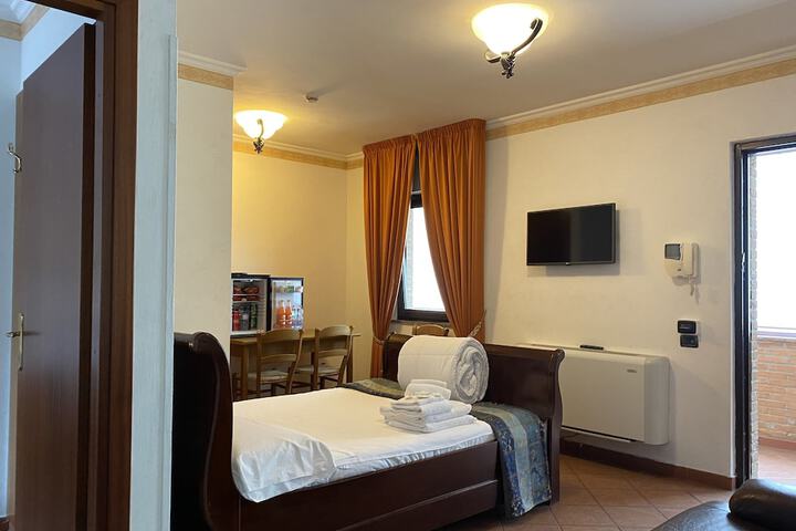 Room 9 of 166