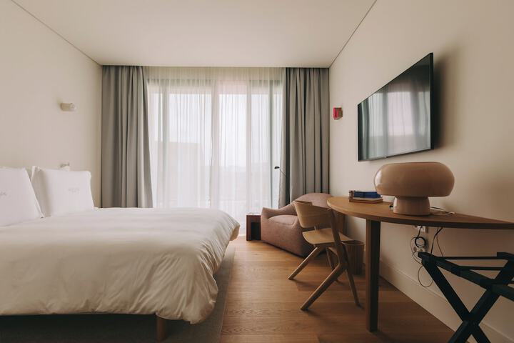 Room 102 of 186