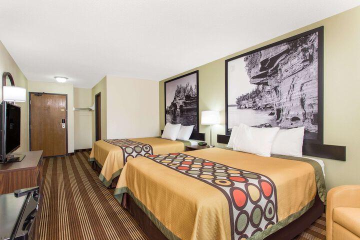1 Queen Bed (12 of 14)