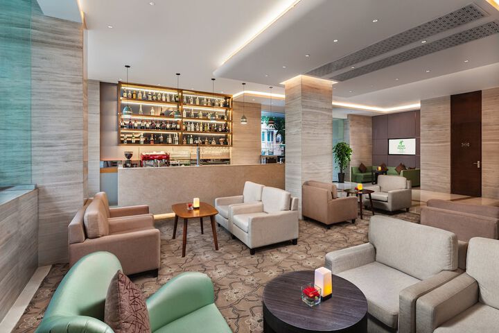 Lounge 30 of 43