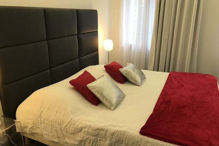 Room 33 of 48