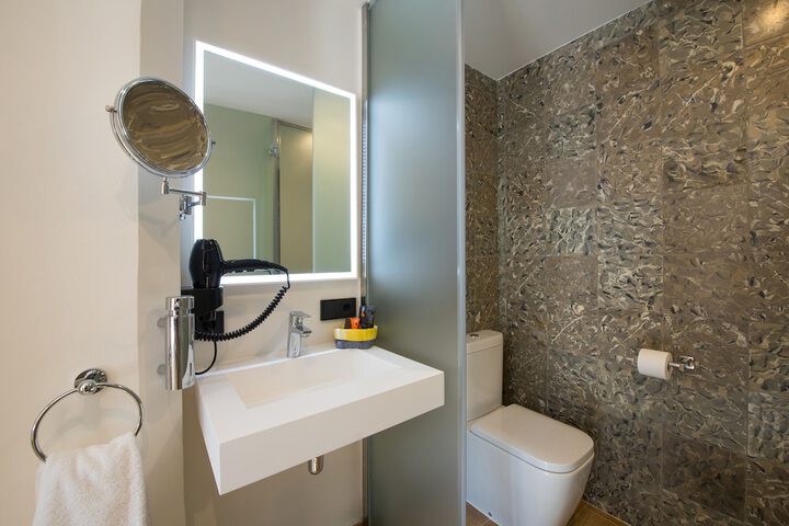 Room 4 of 37