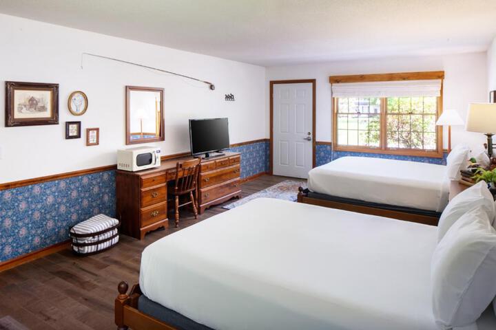 Deluxe 2 Queen Beds (6 of 10)