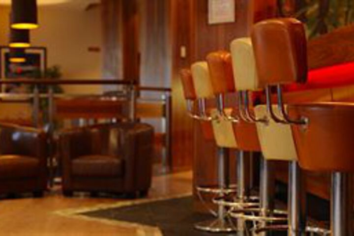 Lounge 15 of 27