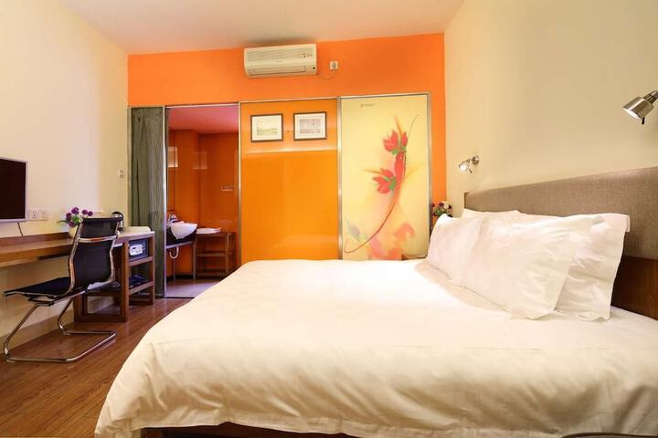 Room 13 of 27