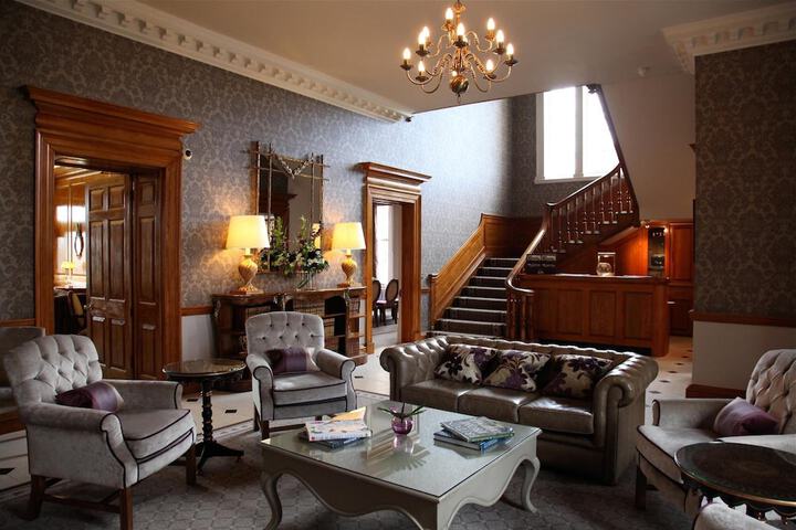 Entrance & Lobby