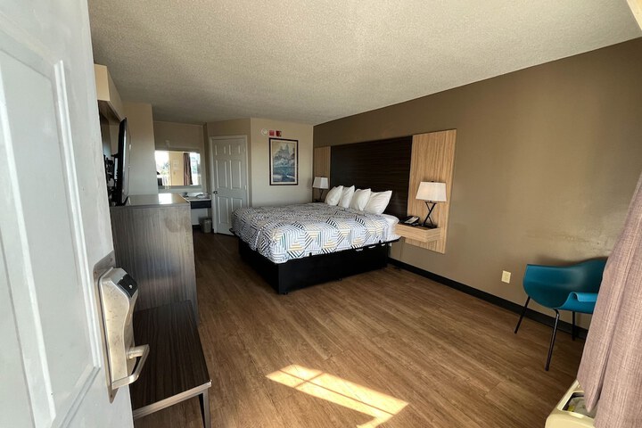 1 King Bed (5 of 13)