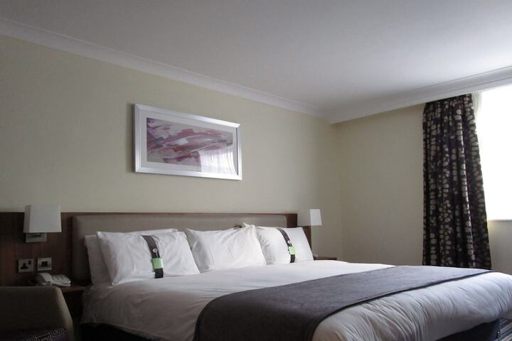 Room 5 of 98