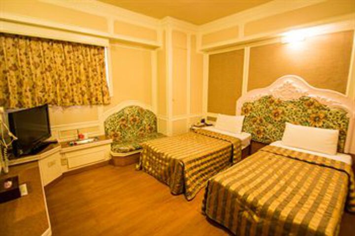 Room 9 of 16