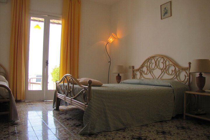 Room 3 of 68