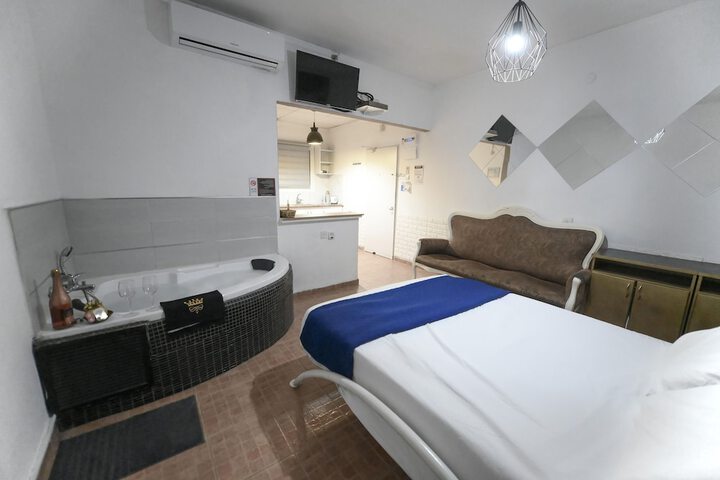Room 13 of 73