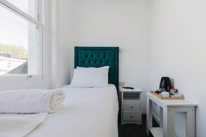 Room 52 of 122