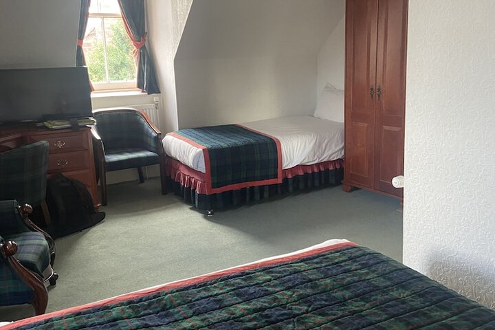 Room 6 of 12