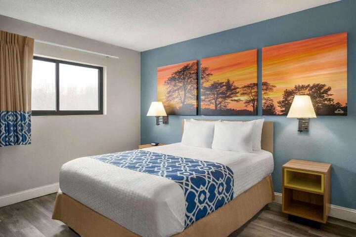 1 Queen Bed (6 of 9)
