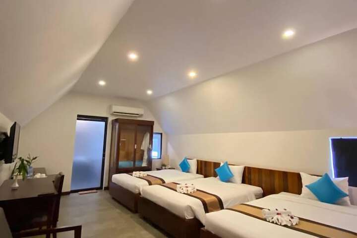 Room 10 of 32