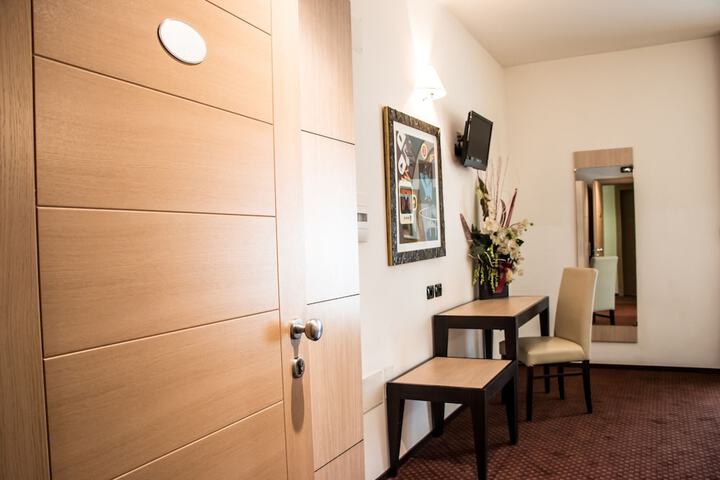 Room 10 of 31