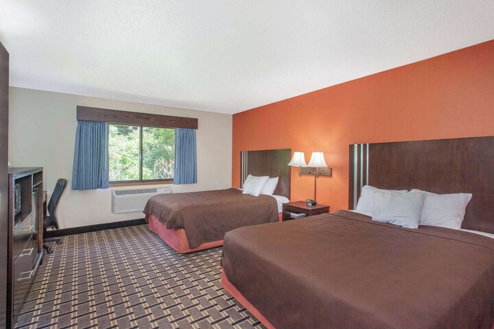 1 Queen Bed (2 of 8)