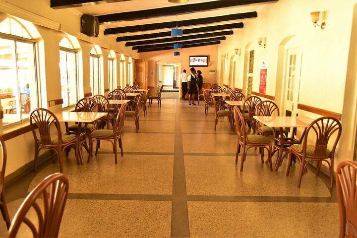 Dining 18 of 32