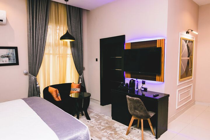 Room 12 of 37