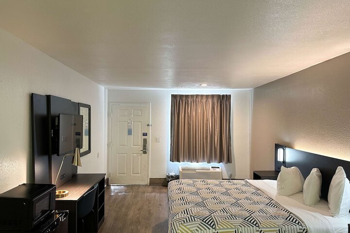 King Room Disability Accessible (26 of 27)