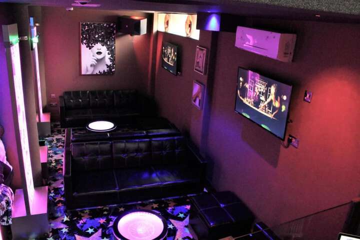 Lounge 49 of 61