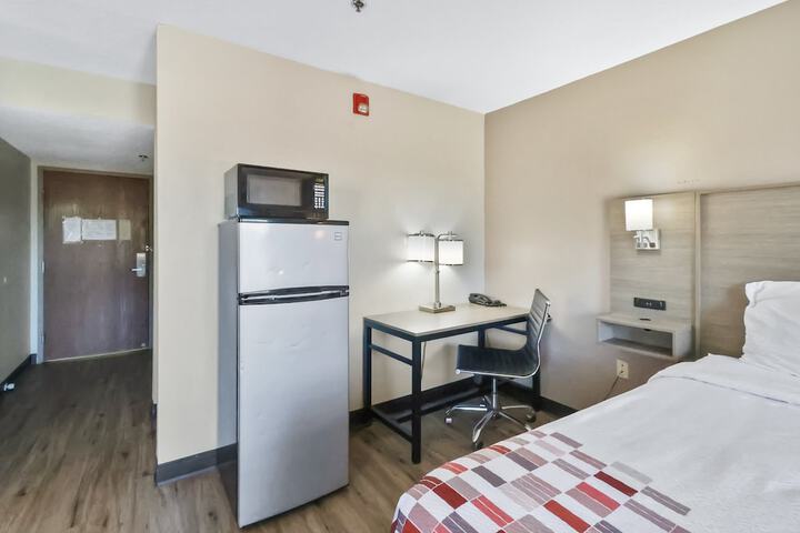 Deluxe King Bed Accessible (8 of 18)