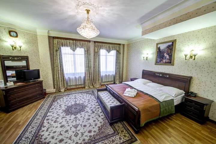 Room 8 of 37
