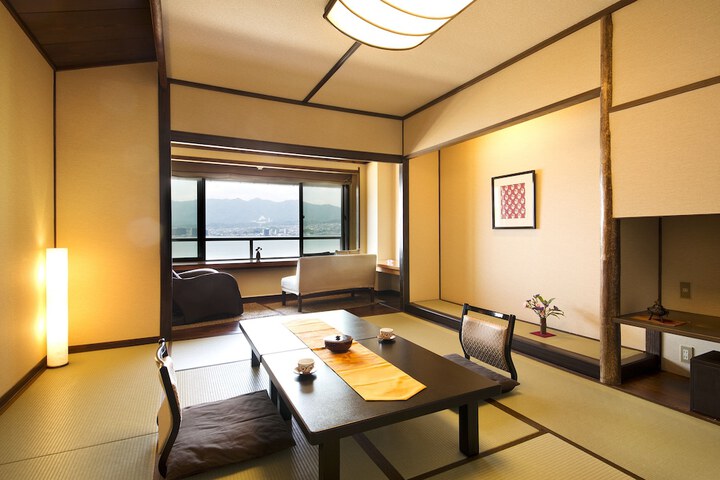 Room 4 of 223