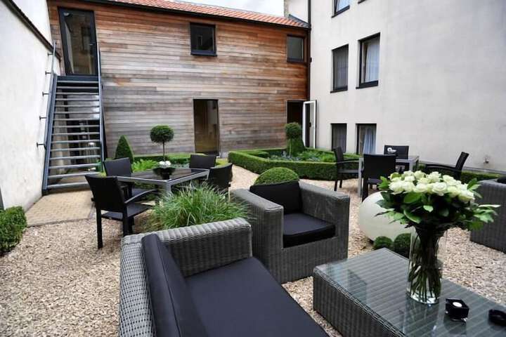 Hotel Exterior 40 of 44